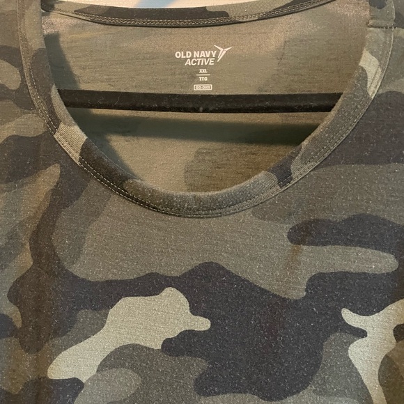 Old navy active wear camouflage crop top. - Picture 2 of 4